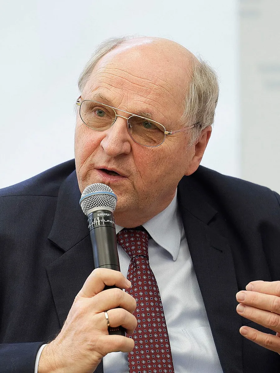 Christoph Badelt spricht mit Mikrofon bei einer Veranstaltung des KAV