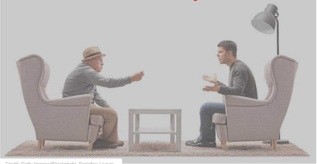 Junger Mann und älterer Mann sitzen sich in Sesseln gegenüber und diskutieren angeregt – Symbolbild für Generationendialog